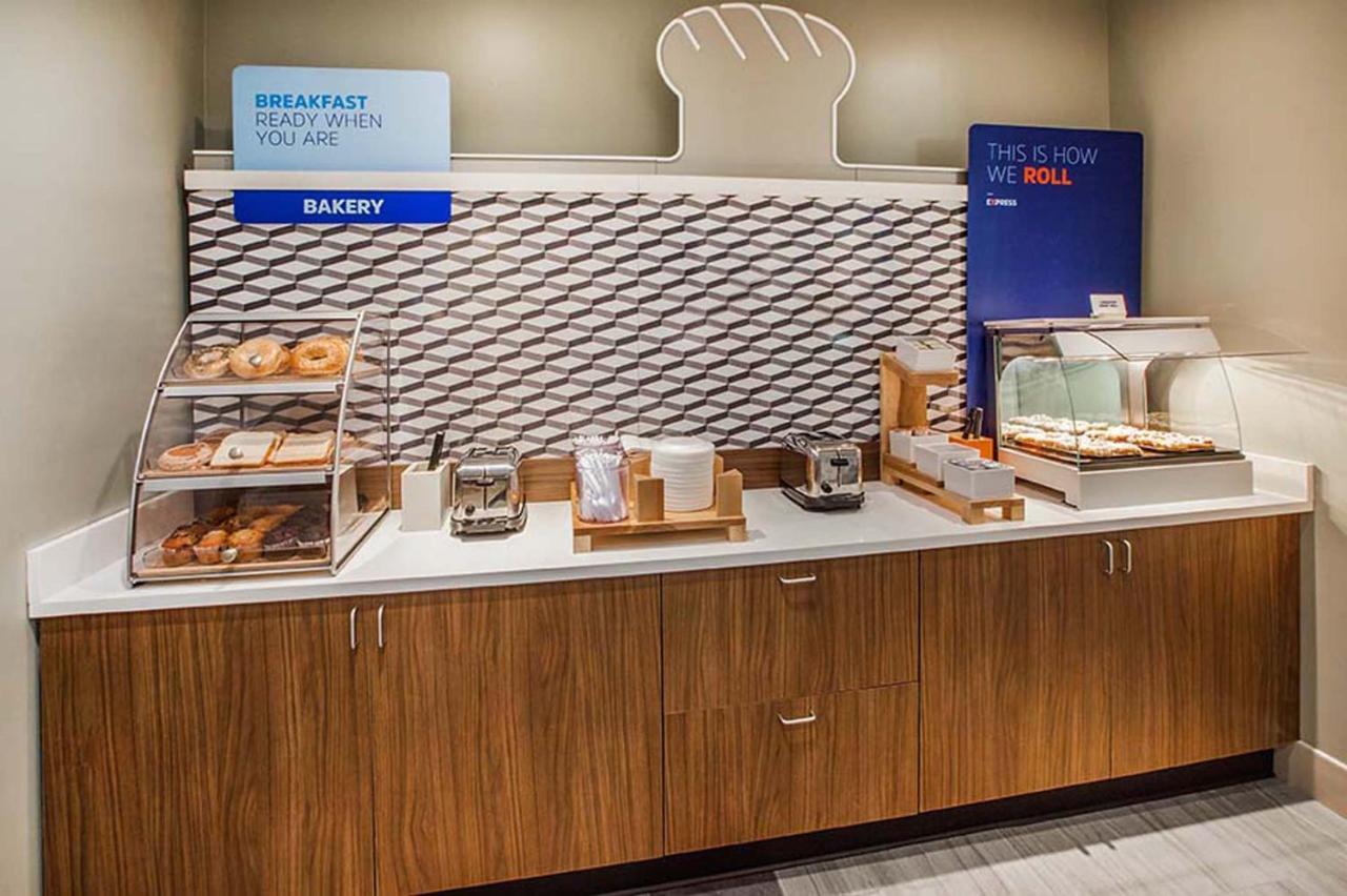 Holiday Inn Express Hotel & Suites Columbia-Fort Jackson By Ihg Εξωτερικό φωτογραφία